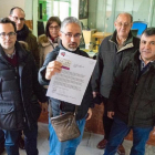 Miembros de Soria Ya muestran el billete y la carta dirigida al ministro.-EM