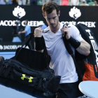 Andy Murray abandona la pista tras la derrota.-AP