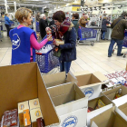 Campaña de recogida de alimentos en un supermercado durante el pasado mes de diciembre.-MIGUEL ÁNGEL SANTOS / PHOTOGENIC