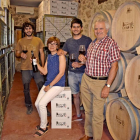 Javier y Lucinda, con sus hijos, en el interior de la bodega de Tórtoles de Esgueva.-ARGICOMUNICACIÓN