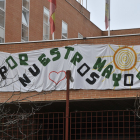 Pancarta instalada ayer por los trabajadores de Los Royales en la fachada del centro. VALENTÍN GUISANDE