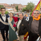 Los representantes de las fiestas, Pascual Herrera y el alcalde, Víctor Manuel Sanz, antes del pregón.-Miguel Ángel Santos