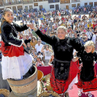 La ‘lagarera’ procede al tradicional pisado de la uva ante el público en la Plaza del Coso.-REPORTAJE GRÁFICO: SANTIAGO G. DEL CAMPO