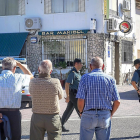 Varios vecinos observan el exterior del bar en el que se produjo el suceso.-MIGUEL ANGEL SANTOS