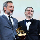 Todd Phillips sujeta el León de Oro junto al actor Joaquin Phoenix.-AFP / ALBERTO PIZZOLI