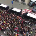 Cientos de personas se han concentrado frente la comisaría de la Policía Nacional en la Via Laietana para protestar por la actuación de los agentes en la jornada de ayer-JULIO CARBO