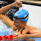 Mireia Belmonte celebra con orgullo la medalla de oro que consiguió ayer durante las finales de natación de 200 mariposa en Río de Janeiro 2016.-EFE / DEAN LEWIS