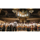 El joven Alejandro Puerta con la Joven Orquesta de Estudiantes y Colegios Mayores, el pasado jueves, durante su debut en el Auditorio Nacional ante 1.800 espectadores.-J. C. ARÉVALO