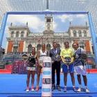 María del Carmen Villalba, Alba Galán, Óscar Puente, Lucho Capra y Godo Díaz posan en la pista con el Ayuntamiento como testigo.-E. M.