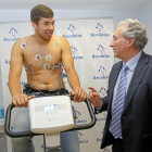 Dani Dujshebaev realiza ayer una prueba de esfuerzo junto al médico del BMAtlético Pedro Rozas.-J. M. LOSTAU