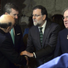 Mariano Rajoy saluda al Arzobispo de Burgos, Fidel Herráez, en presencia de alcalde de Burgos, Javier Lacalle (I), y del presidente de la Junta de Castilla y León, Juan Vicente Herrera.-ICAL