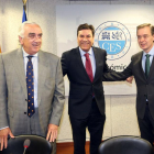 El consejero de Empleo de la Junta, Carlos Fernández Carriedo (C), y los presidentes de los CES de la Comunidad y de España, Germán Barrios y Marcos Peña (I), respectivamente-ICAL