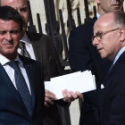 Valls (izquierda) junto al ministro de Interior, Bernard Cazeneuve, a su llegada a la catedral de Notre Dame, en París, el 27 de julio.-AFP / DOMINIQUE FAGET