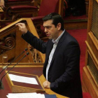 Tsipras, durante el debate parlamentario, este martes en Atenas.-Foto: EFE / ALEXANDROS BELTES