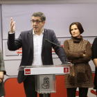 El secretario de Acción Política, Ciudadanía y Libertades de la Comisión Ejecutiva Federal del PSOE y exlehendakari, Patxi López, junto a la cabeza de lista al Senado, Rosa Aldea (I), a la secretaria general del PSOE, Miriam Andrés (2D) y a la candidata a-Ical