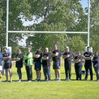 Los participantes en la actividad posan junto a varios técnicos del VRAC-PABLO REQUEJO