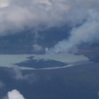 Imagen aérea del volcán Manaro, que ha obligado a evacuar de forma definitiva una isla de Vanuatu.-AFP