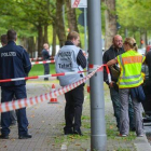 Agentes de policía aseguran el lugar donde ha sido abatido el agresor, este jueves, en Berlín.-AFP / JULIAN STAEHLE