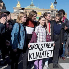 La activista sueca Greta Thunberg sostiene una pancarta junto a varios estudiantes franceses que participan en una marcha contra el cambio climático en París, el 22 de febrero.-EFE / JULEN DE LA ROSA