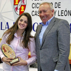 Javier Mínguez, con Lorena de la Fuente en la Gala de Ciclismo.-EM