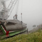 Las autoridades tratando de recuperar el ferry accidentado este domingo en el río Padma en Bangladesh.-Foto:   AP PHOTO / A.M. AHAD