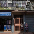 Un comercio abierto y otro cerrado en una calle de Caracas.-EFE / MIGUEL GUTIÉRREZ
