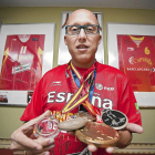 Nacho Coque, posa con parte de su botín con la selección.-Pablo Requejo