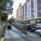 Entrada al aparcamiento del Campillo, con el cartel de cerrado.-MIGUEL Á. SANTOS (PHOTOGENIC)