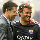 El presidente del Barça, Josep Maria Bartomeu, junto al técnico Luis Enrique en la ciudad deportiva Joan Gamper.-Foto: AFP / LLUIS GENE