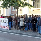 ompañeros del acusado ayer a las puertas del juzgado en el que el se celebró el juicio, finalmente suspendido-E.M