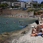 Domingo de playa en un suburbio de Atenas a pesar de la grave crisis del Gobierno griego.-Foto: AFP / LOUISA GOULIAMAKI