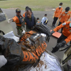 Los equipos de rescate rescatan cuerpos del vuelo QZ8501 de AirAsia.-Foto: POOL/ REUTERS