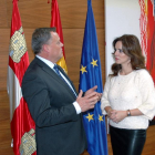 La presidenta de las Cortes, Silvia Clemente, recibe en el Parlamento autonómico al alcalde de la localidad burgalesa de Castrillo Mota de Judíos, Lorenzo Rodríguez.-ICAL