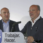Javier León de la Riva, acompañado de Jesús Julio Carnero, se dirige a los periodistas tras conocer los resultados electorales.-Ical