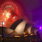 La Ópera de Sydney ha sido el marco, una vez más, de una de las bienvenidas al Año Nuevo más tempraneras y espectaculares del mundo.-REUTERS