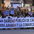 Alrededor de 7.000 personas se concentraron ayer por la tarde en Aranda de Duero en protesta por la pérdida de especialistas y los retrasos del nuevo hospital.-ICAL