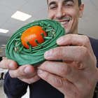 David Francés muestra el dendómetro que ha desarrollado su empresa para realizar el seguimiento del calibre de la fruta. MARIO TEJEDOR