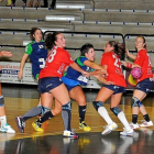 Nekane (dorsal 28) defiende ante el lanzamiento de Cristina-VELENTÍN G. GARIBAY