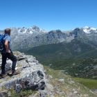 Un montañero observa los Picos de Europa desde la cumbre del Jario.-E. R.