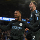 Sterling y Walker celebran el gol del primero, el de la victoria del City en Huddersfield.-AFP