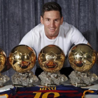 Leo Messi posa para EL PERIÓDICO con sus cinco balones de oro.-BARCELONA 15 16