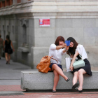 Dos turistas se fotografían en la plaza Mayor de Valladolid.-ICAL