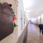 Rosas colocadas en la placa dedicada a Concha Velasco en el Teatro Calderón de Valladolid tras el fallecimiento de la actriz. -PHOTOGENIC