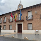 Banderas a media asta en el ayuntamiento de Marchamalo. / E.M.