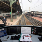 Tren de pruebas para visitar las obras de la Línea de Alta Velocidad Valladolid-Venta de Baños-Palencia-León a su salida de la estación de Valladolid-Ical