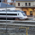 El tren entre Soria y Madrid en la estación de El Cañuelo.-VALENTÍN GUISANDE