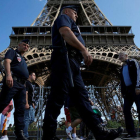 Policías franceses patrullan ante la torre Eiffel.-REUTERS / PASCAL ROSSIGNOL