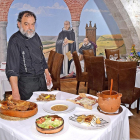 José Luis Sanz, en uno de los comedores de su restaurante, decorado con motivos monacales. ArgiComunicación.-ARGICOMUNICACIÓN