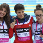 Ignacio, en la derecha, posa con su bronce tras la final de los 200 mariposa-JUSTIN TALLIS / AFP