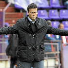 El técnico del Real Valladolid, Rubi, abre los brazos durante el partido del pasado domingo ante Las Palmas-J.M.Lostau